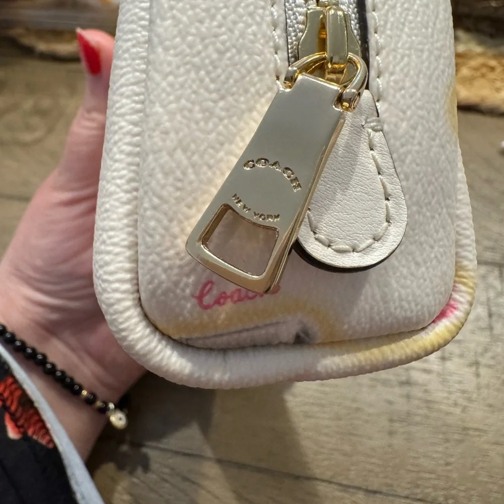Coach Pouch 🩷 - Picture 3 of 7